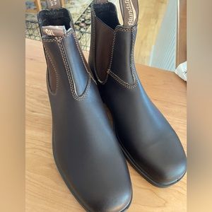 Brand new never worn Chocolate brown Blundstone